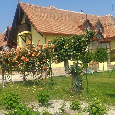 Aparthotel Vakacio Ueduelo Révfülöp Esterno foto