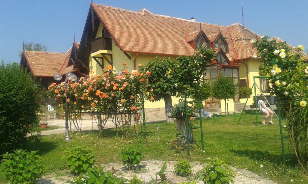 Aparthotel Vakacio Ueduelo Révfülöp Esterno foto